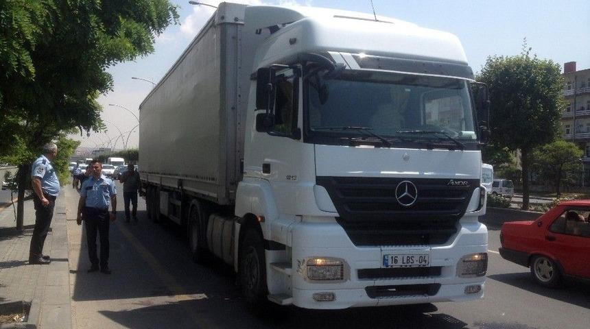 Karşıdan Karşıya Ge&ccedil;erken Tırın Altında Kaldı