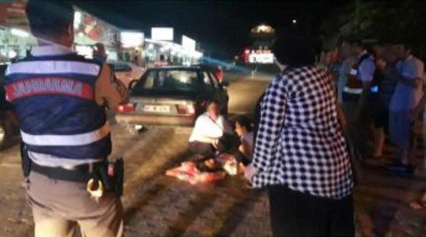 Otomobil Gen&ccedil; Kıza &Ccedil;arptı