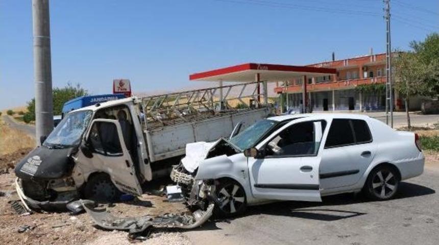 Kamyonetle Otomobil &Ccedil;arpıştı: 5 Yaralı - Yeniden