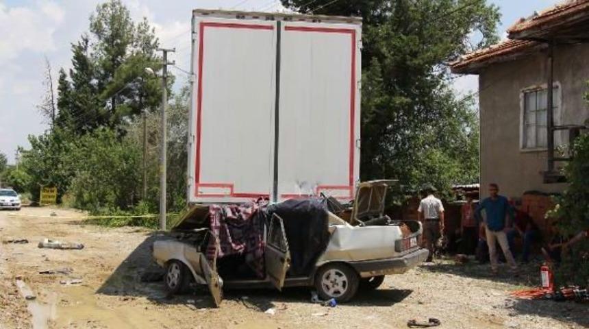 Otomobil Park Halindeki Tır'a &Ccedil;arptı: 1 &Ouml;l&uuml;, 1 Yaralı