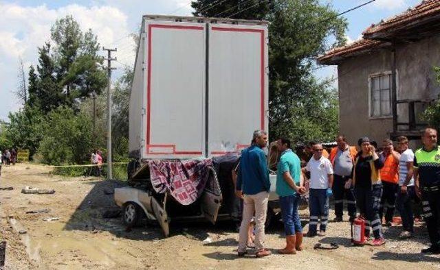 Otomobil Park Halindeki Tır'a Çarptı: 1 Ölü, 1 Yaralı