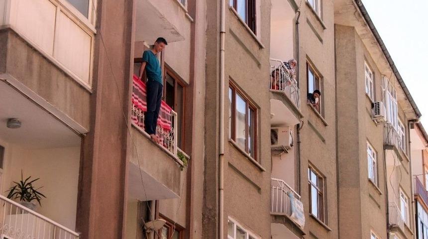 Evde Yalnız Kalan Engelli &Ccedil;ocuk Y&uuml;rekleri Ağza Getirdi