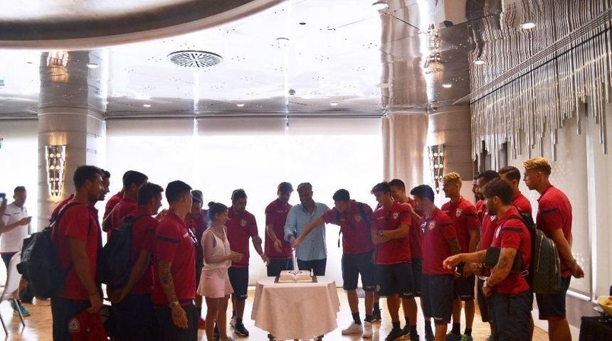 (&ouml;zel Haber) Cagliari İ&ccedil;in Pasta Kesildi