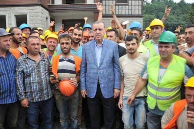 Cumhurbaşkanı Erdoğan'ın Makam Aracı Önünde Izdiham