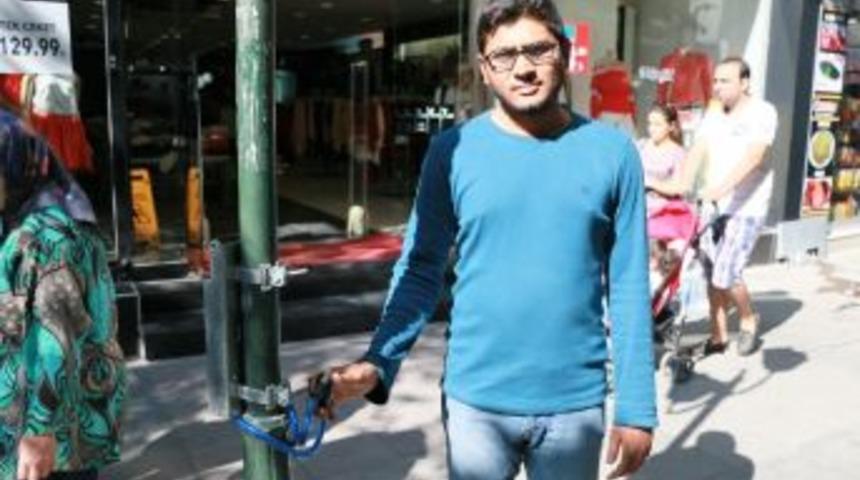 Bangladeşli &Ouml;ğrencinin Bisikletini &Ccedil;aldılar