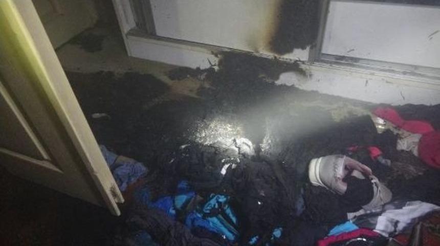 &Uuml;st Katındaki Tadilat Sesine Kızdı, Benzin D&ouml;k&uuml;p Oturduğu Evi Yaktı