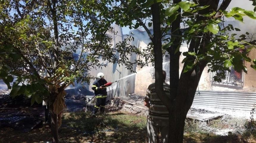 İki İl&ccedil;ede Aynı Anda &Ccedil;ıkan Yangın Korkuttu