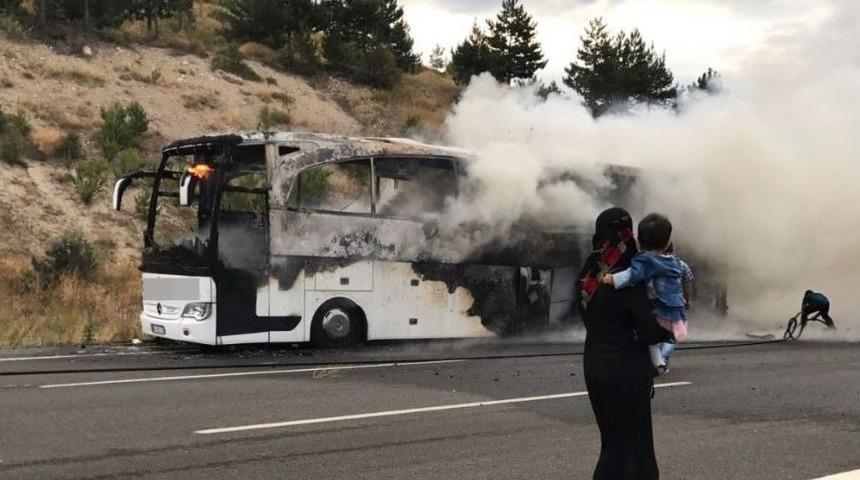 Seyir Halindeki Yolcu Otob&uuml;s&uuml; Alev Alev Yandı