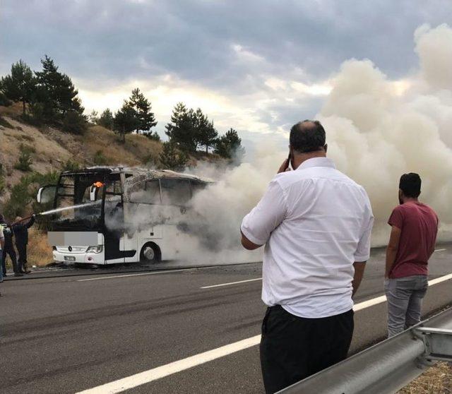 Seyir Halindeki Yolcu Otobüsü Alev Alev Yandı