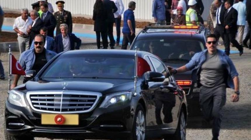Cumhurbaşkanı Erdoğan'ın Makam Aracı &Ouml;n&uuml;nde Izdiham