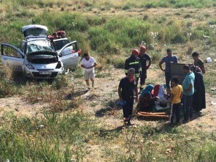 Konya'da Şarampole Devrilen Otomobilde 5 Kişi Yaralandı
