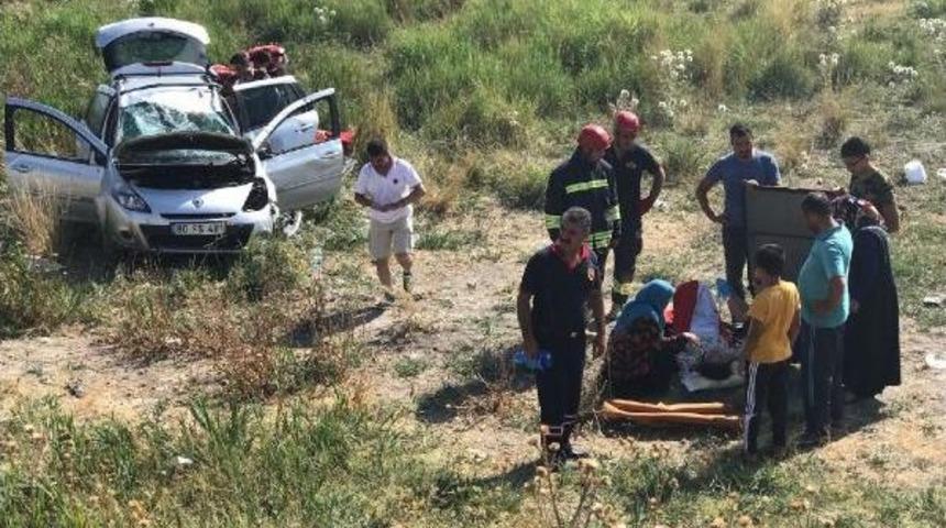 Konya'da Şarampole Devrilen Otomobilde 5 Kişi Yaralandı