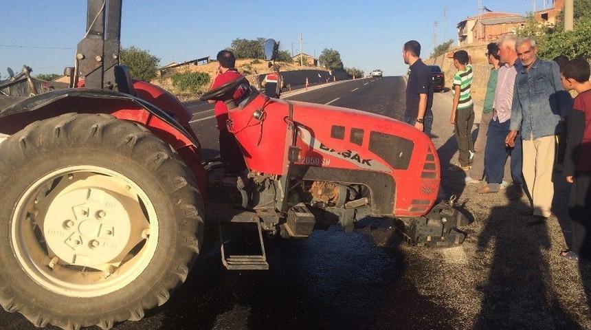 Trakt&ouml;r İle Otomobil &Ccedil;arpıştı: 3 Yaralı