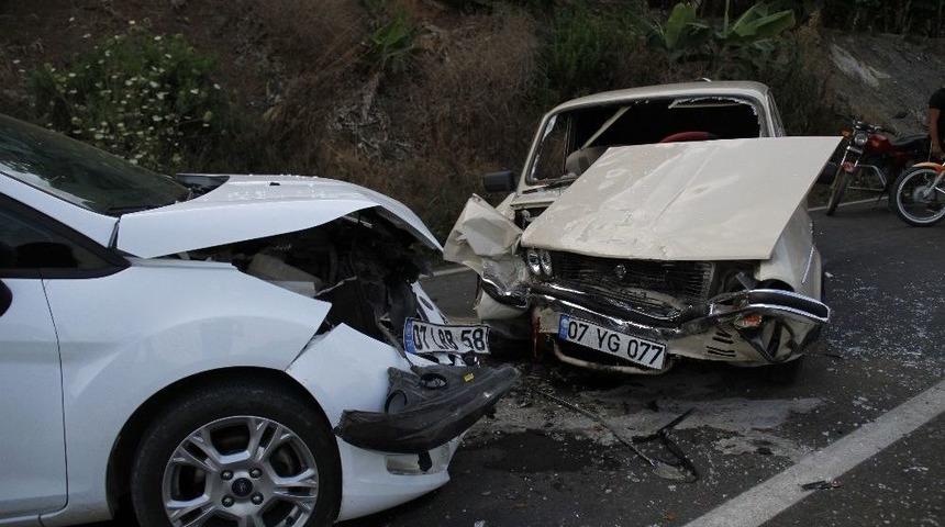 Otomobiller Kafa Kafaya &Ccedil;arpıştı: 12 Yaralı