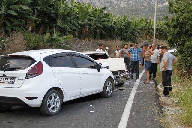 Otomobiller Kafa Kafaya Çarpıştı: 12 Yaralı