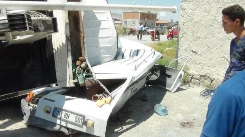 Sondaj Makineli Kamyonet, &Ccedil;arpıştığı Otomobilin &Uuml;zerine Devrildi: 2 Yaralı