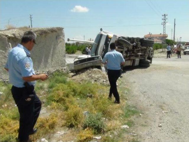 Sondaj Makineli Kamyonet, Çarpıştığı Otomobilin Üzerine Devrildi: 2 Yaralı