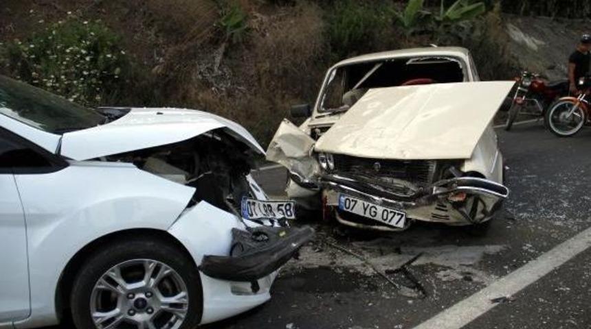 Otomobiller Kafa Kafaya &Ccedil;arpıştı: 12 Yaralı
