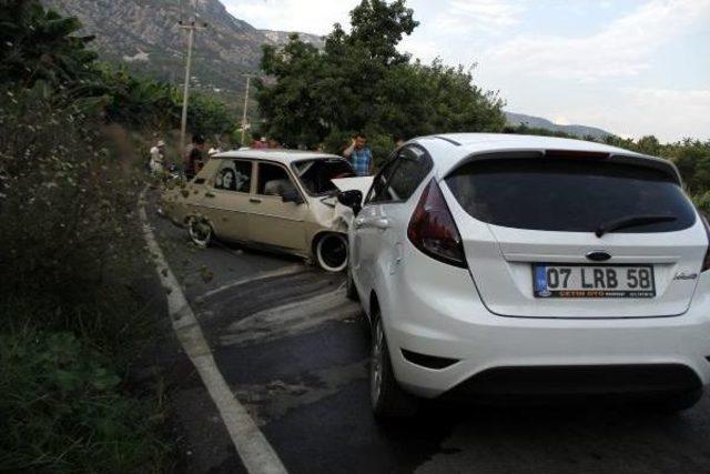 Otomobiller Kafa Kafaya Çarpıştı: 12 Yaralı