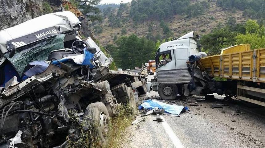 Isparta&rsquo;da Tır Ve Kamyon Kafa Kafaya &Ccedil;arpıştı: 2 &Ouml;l&uuml;