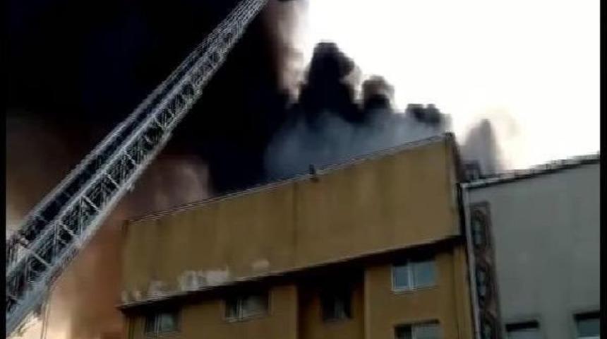 Esenyurt'ta Ayakkabı Tabanı Imalathanesinde Yangın