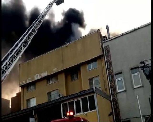 Esenyurt'ta Ayakkabı Tabanı Imalathanesinde Yangın