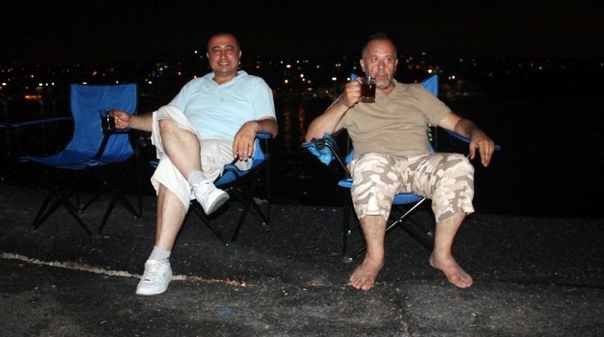 Sıcak Havadan Bunalan İstanbullular Gece Sahil Kenarlarına Akın Etti