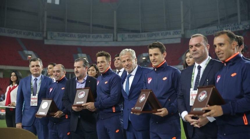 Bakan Osman Aşkın Bak, Atiker Konyaspor&rsquo;u Tebrik Etti