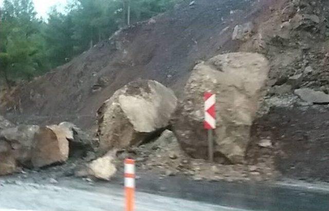 Denizli-antalya Yolunda Heyelan Yolun Bir Kısmını Kapattı