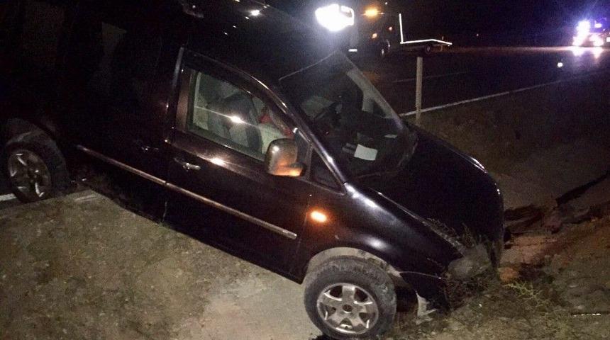 Otomobil Orta Ref&uuml;jde Devrildi : 5 Yaralı