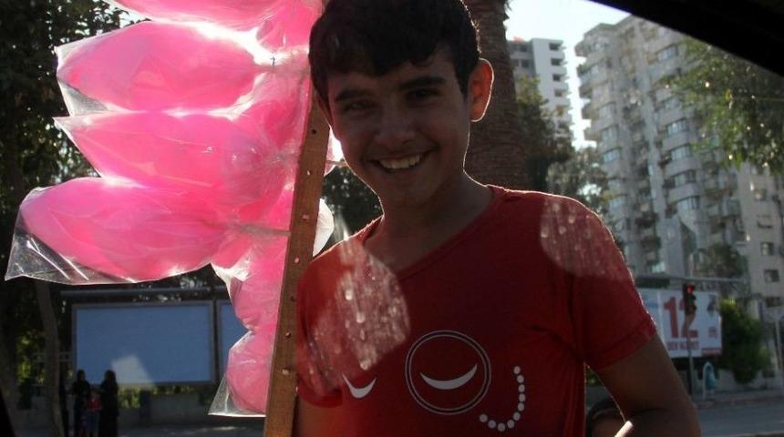 Suriyeli &Ccedil;ocuklar Ekmeklerini Pamuk Şekerden &Ccedil;ıkartıyor