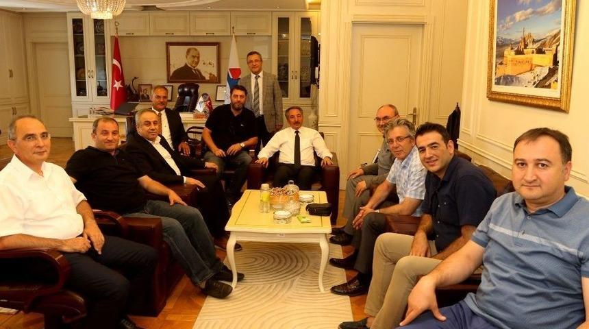 Ai&ccedil;&uuml;&rsquo;de Dekan Atamaları Yapıldı