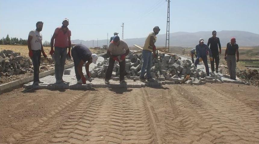 Taşlı&ccedil;ay&rsquo;da Kaldırım &Ccedil;alışmaları