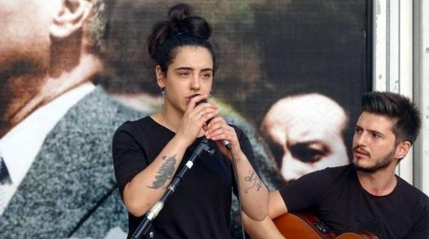 G&uuml;nd&uuml;z Kasap Reyonunda, Akşam Sokakta M&uuml;zisyen