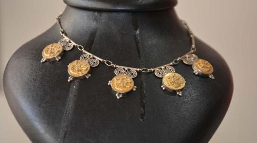Tarihteki Ilk Paradan Esinlenip Takı Yaptı