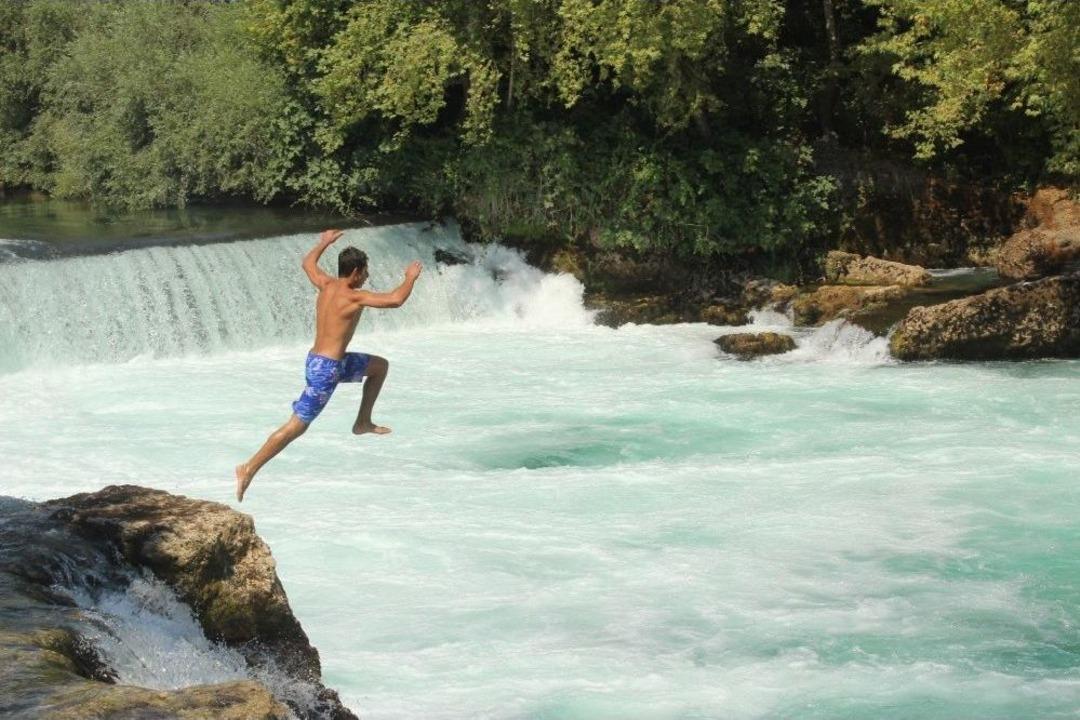 Gen&ccedil;lerin &Ouml;l&uuml;m Oyunu