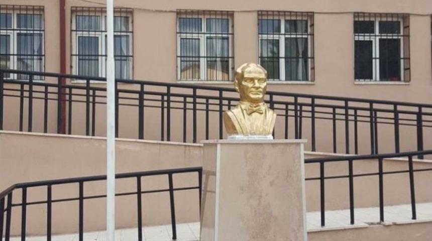 Tepkilere Neden Olan Atat&uuml;rk B&uuml;st&uuml; Yenisiyle Değiştirildi