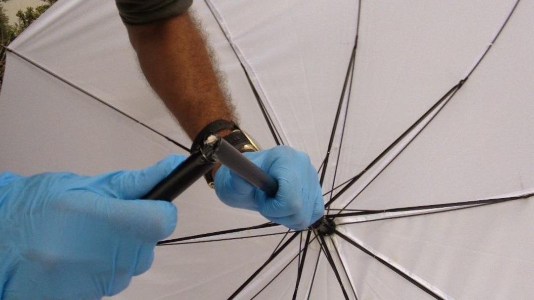 Şemsiyelerden &Ccedil;ıkanlar Herkesi Şaşkına &Ccedil;evirdi