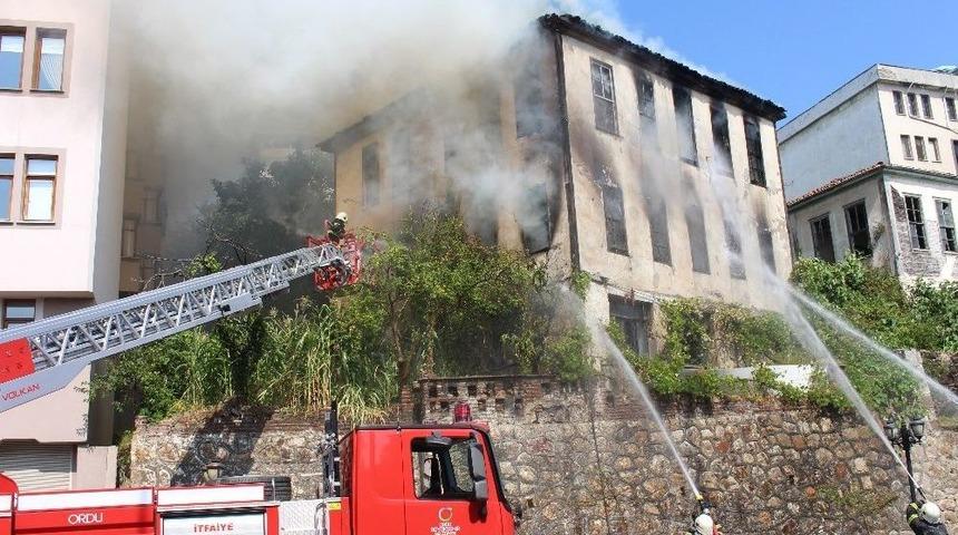 &Uuml;nye&rsquo;de Tarihi Bina Yandı