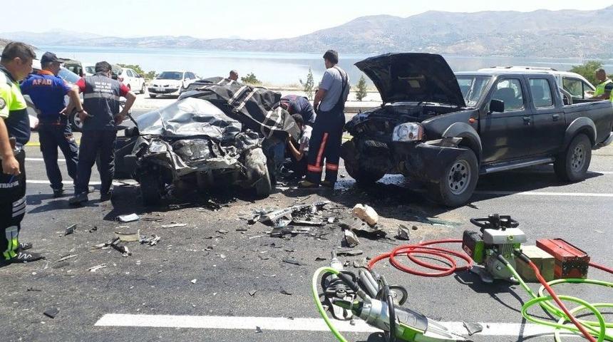 Elazığ&rsquo;da Trafik Kazası: 3 &Ouml;l&uuml;, 2 Yaralı