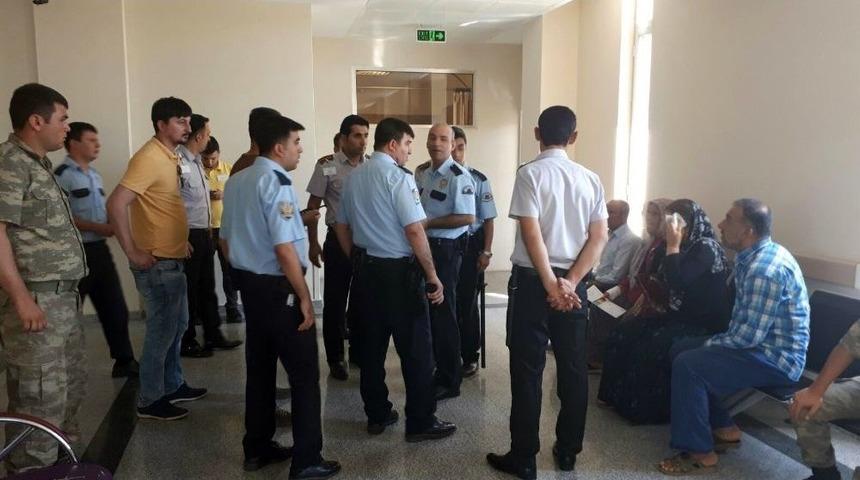 K&ouml;yde Başlayan Kavga Acil Serviste Devam Etti: 8 Yaralı, 10 G&ouml;zaltı