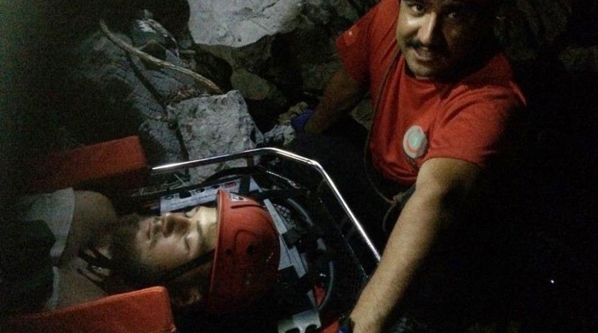 Kayalıklarda Mahsur Kalan İngiliz Turist İ&ccedil;in Nefes Kesen Kurtarma Operasyonu