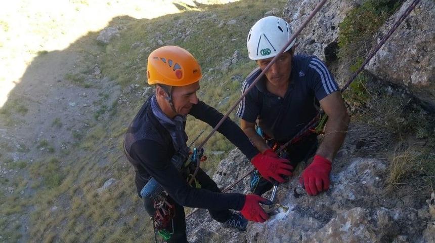 Hakkarili Dağcılardan Kaya Tırmanışı İ&ccedil;in Yeni Rota