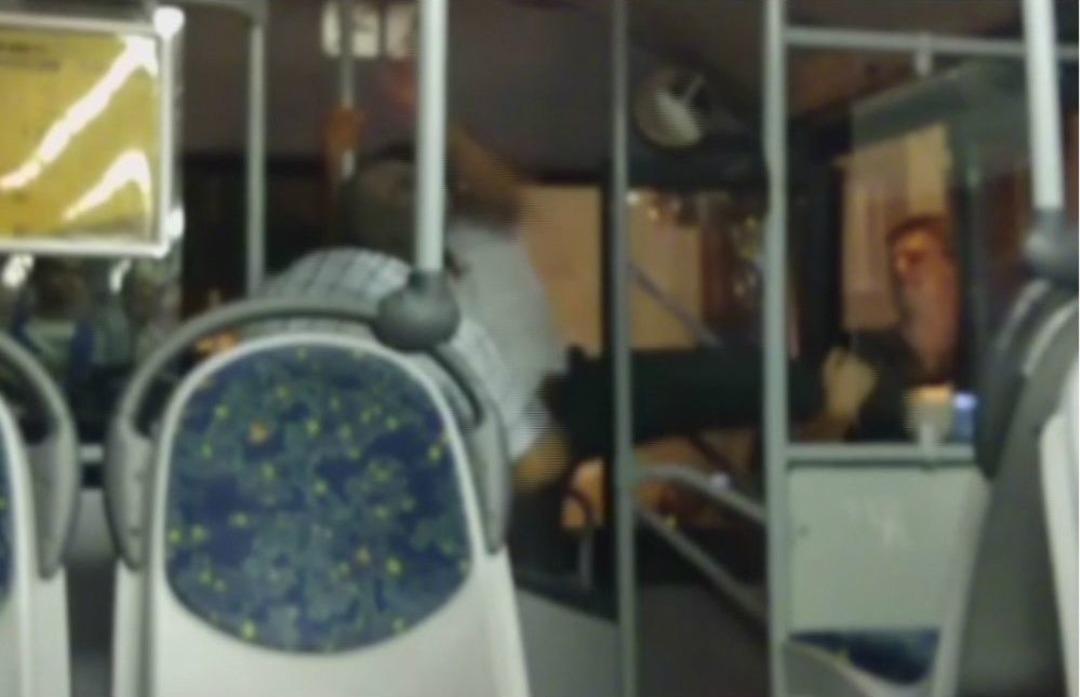 Otob&uuml;s Şof&ouml;r&uuml; Kart Y&uuml;z&uuml;nden Darp Edildi