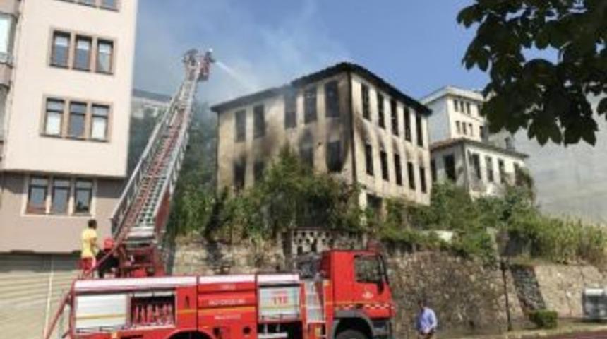 &Uuml;nye'de Tarihi Binada Yangın