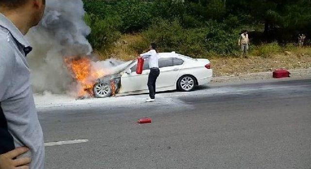Yangın Tüpleri Yetersiz Kalınca Lüks Otomobil Alev Alev Yandı