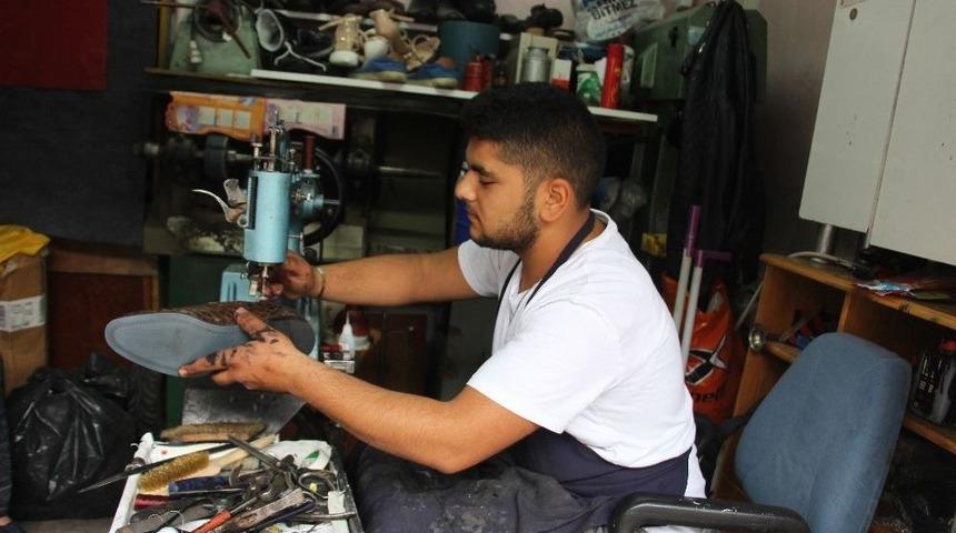 Yaz Aylarında Ayakkabı Tamircileri Zor G&uuml;nlerini Ge&ccedil;iriyor