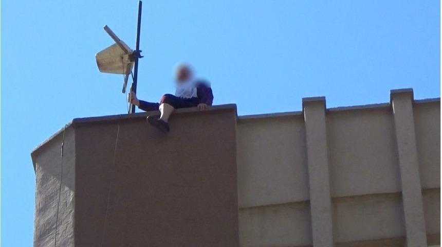 Yaşlı Kadını Vatandaşlar İkna Etti