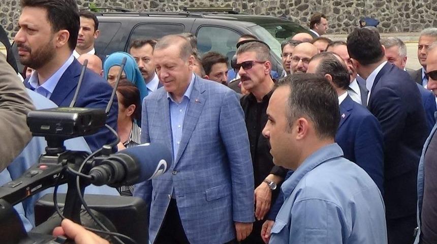 Cumhurbaşkanı Erdoğan&rsquo;dan, Sarp Sınır Kapısı&rsquo;nda İnceleme