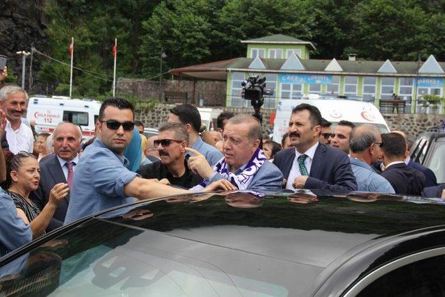 Cumhurbaşkanı Erdoğan’dan, Sarp Sınır Kapısı’nda İnceleme